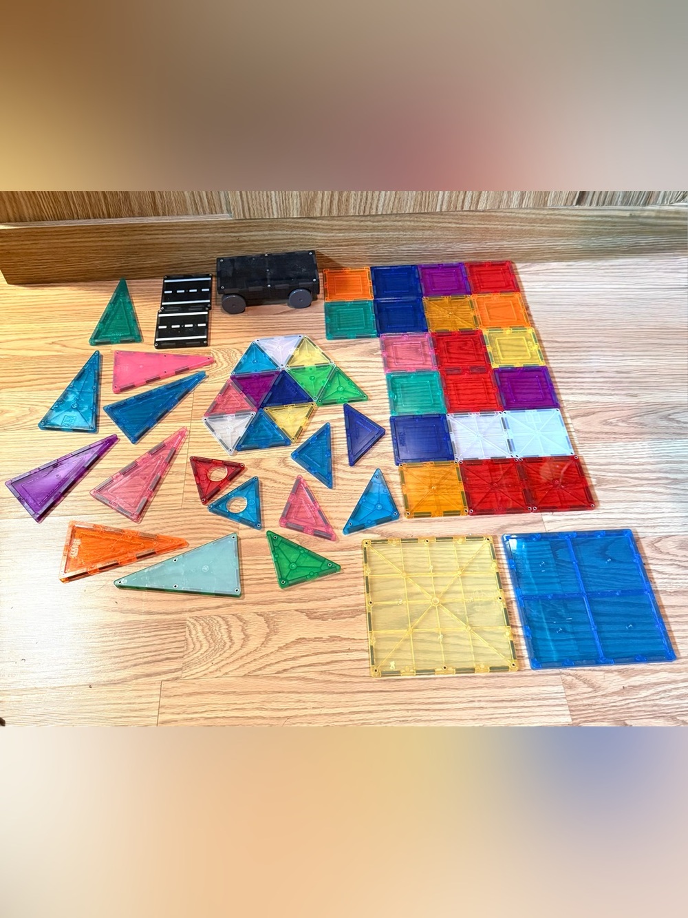 52 Picasso tiles,1 wheeled base and 2 pices of track.Build up your collection!